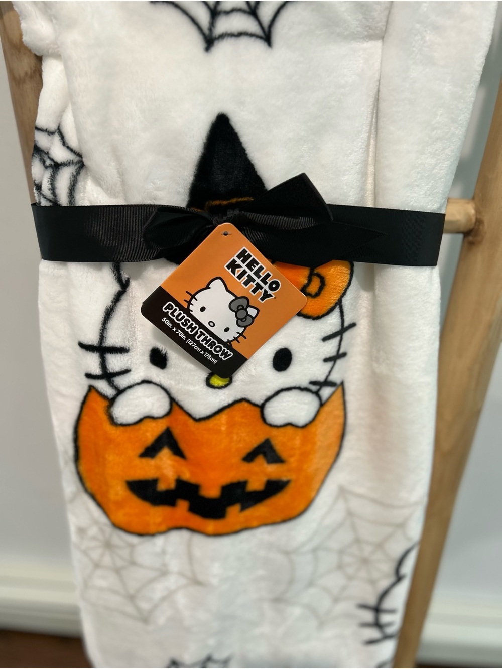 NWT Hello Kitty Halloween Pumpkin Plush Throw Blanket 50x70 White Orange - Picture 6 of 6